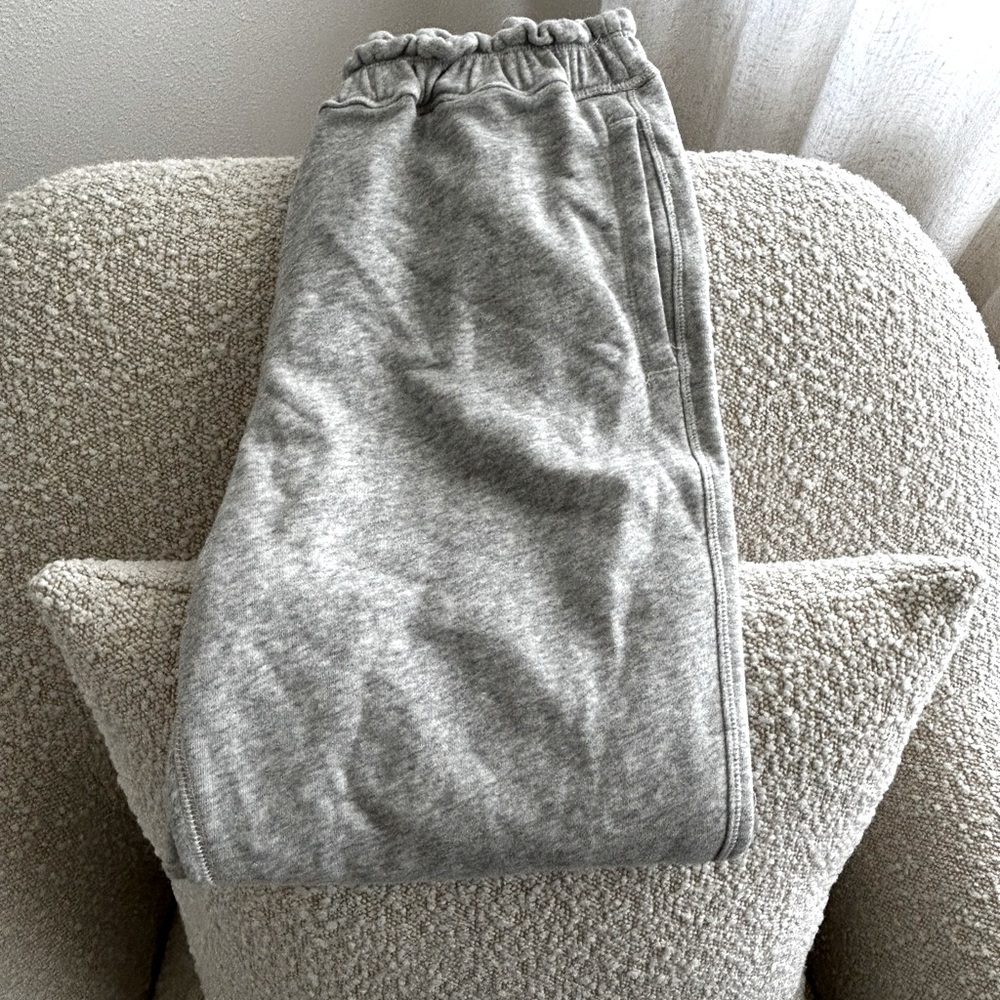 Brand new without tags, never worn Abercrombie grey sweatpants for women.